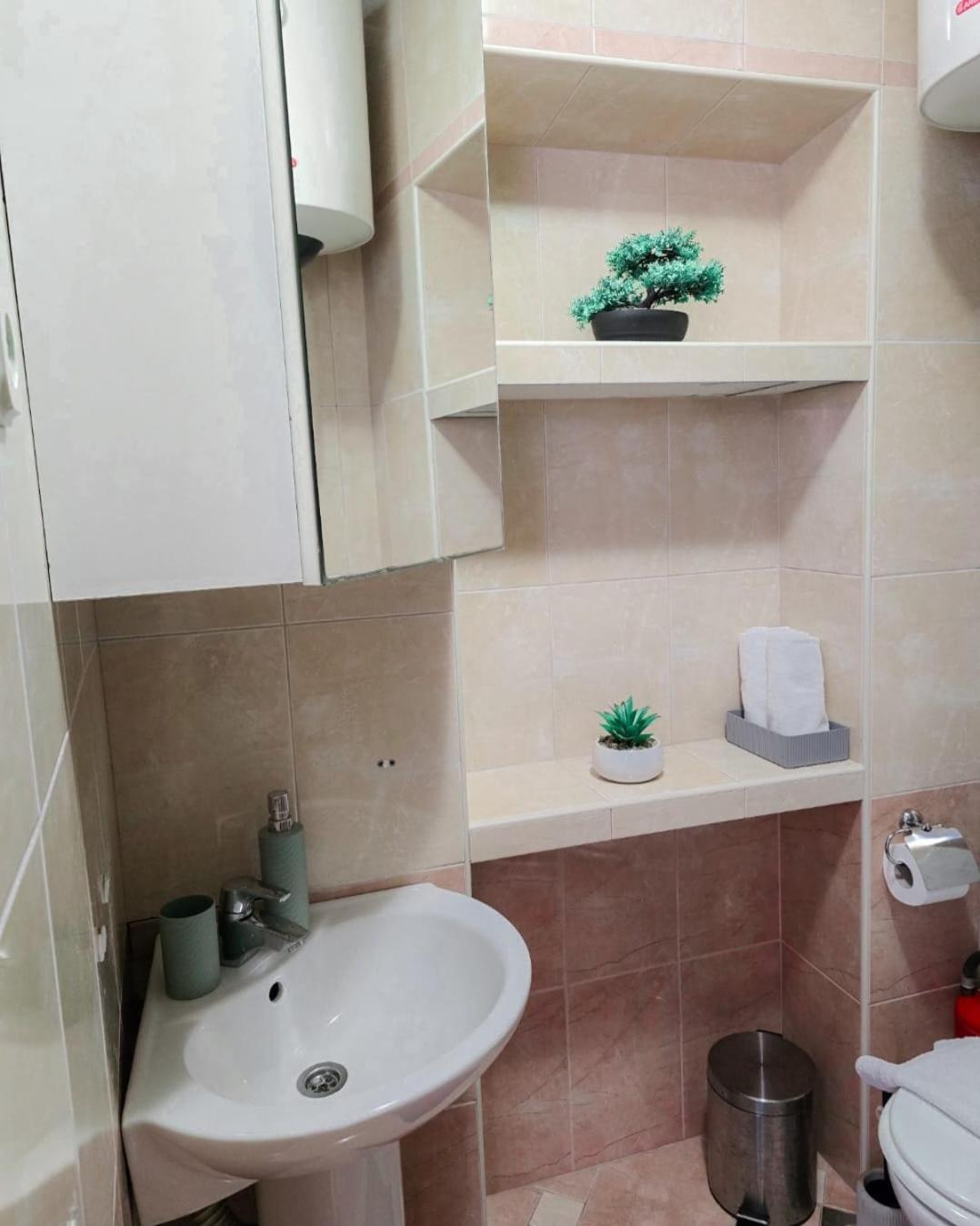 Private Bedroom With Bathroom Baška Voda Екстериор снимка