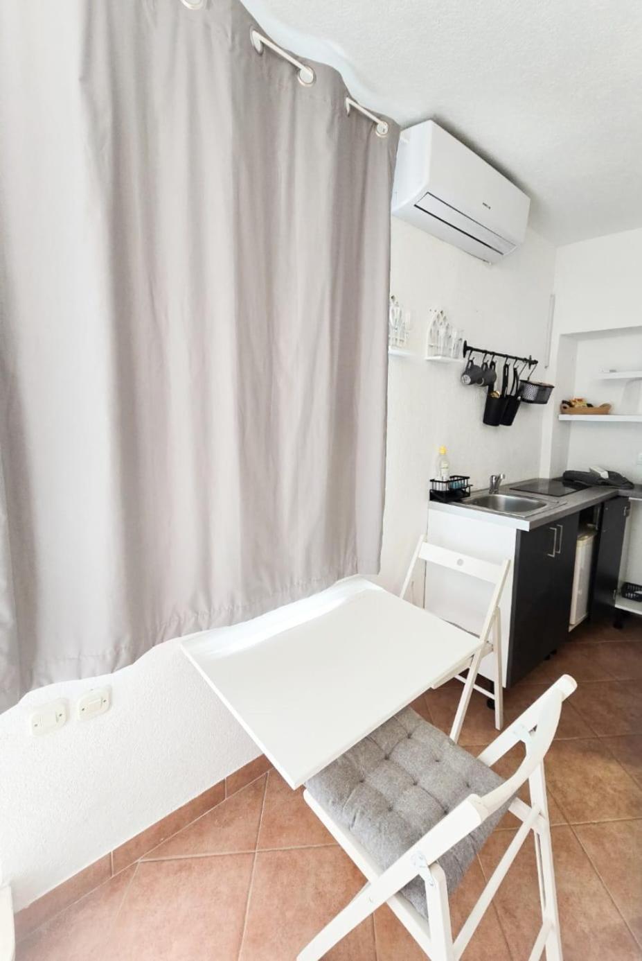 Private Bedroom With Bathroom Baška Voda Екстериор снимка