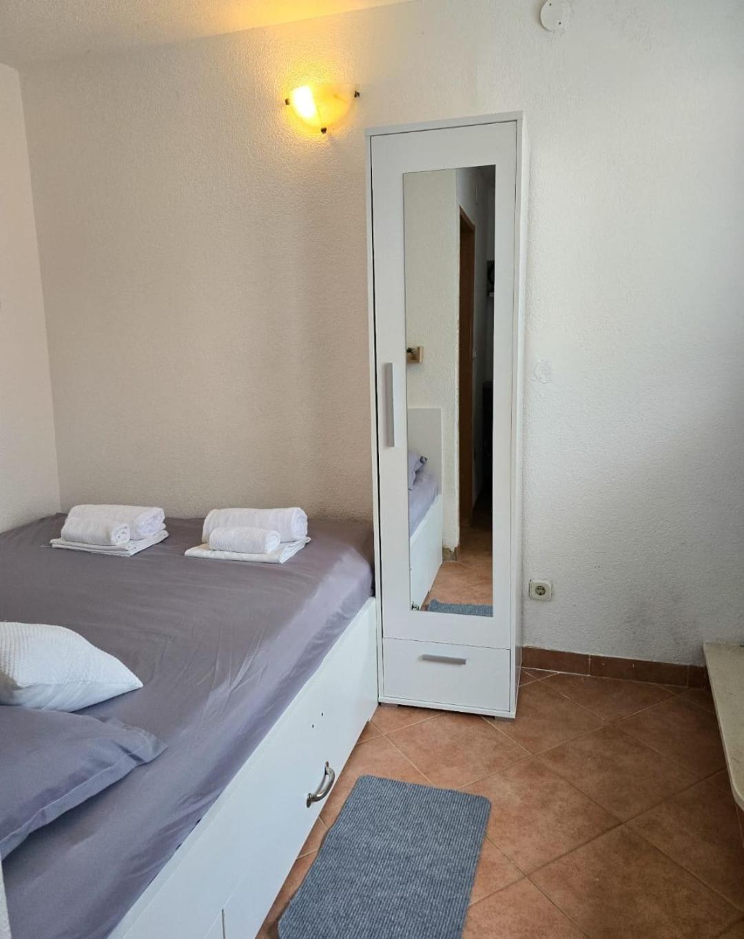 Private Bedroom With Bathroom Baška Voda Екстериор снимка