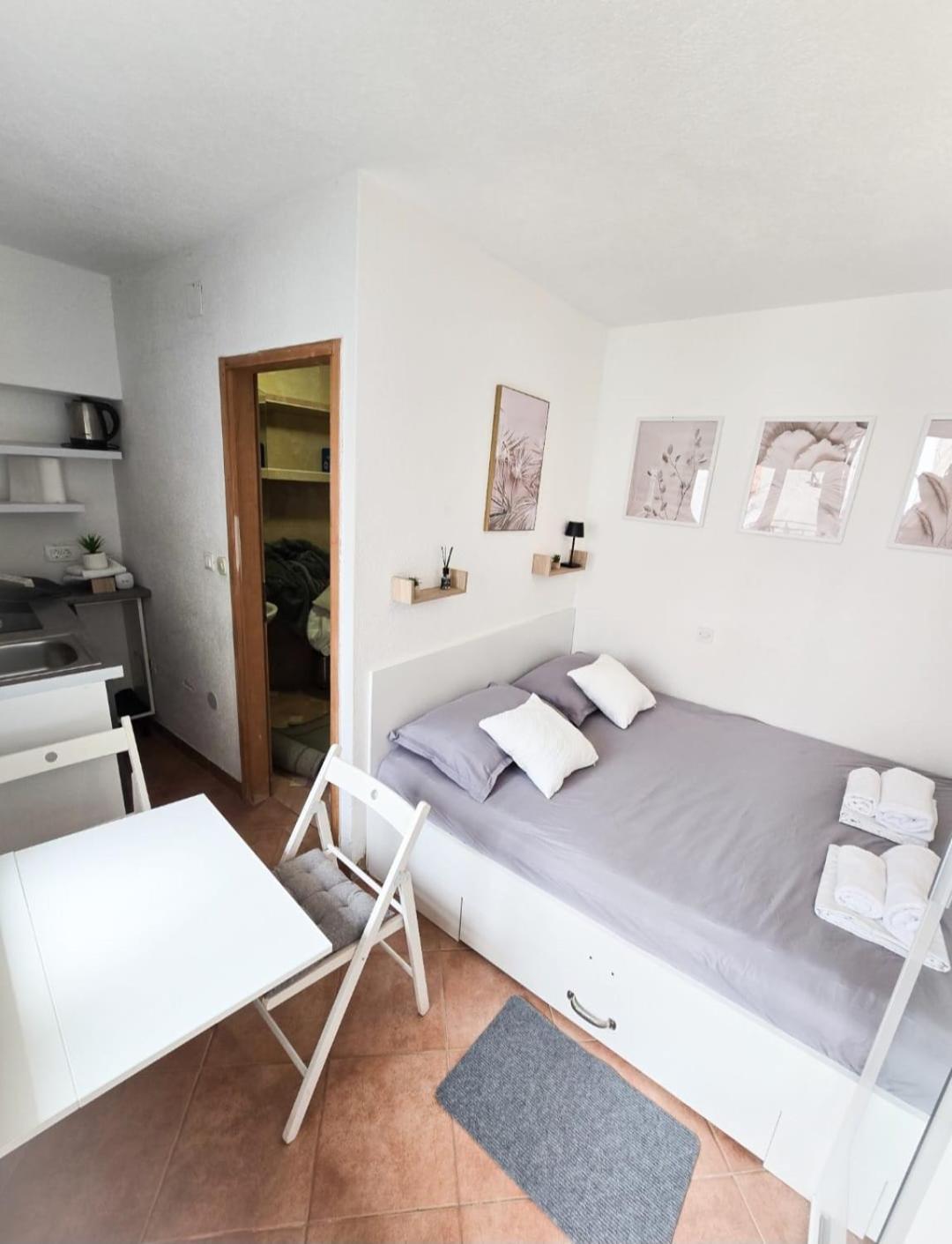 Private Bedroom With Bathroom Baška Voda Екстериор снимка